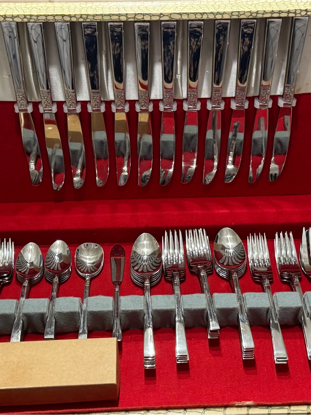 The WILLIAM ROGERS Silver Plated 50 piece Flatware Set for 12 w/case